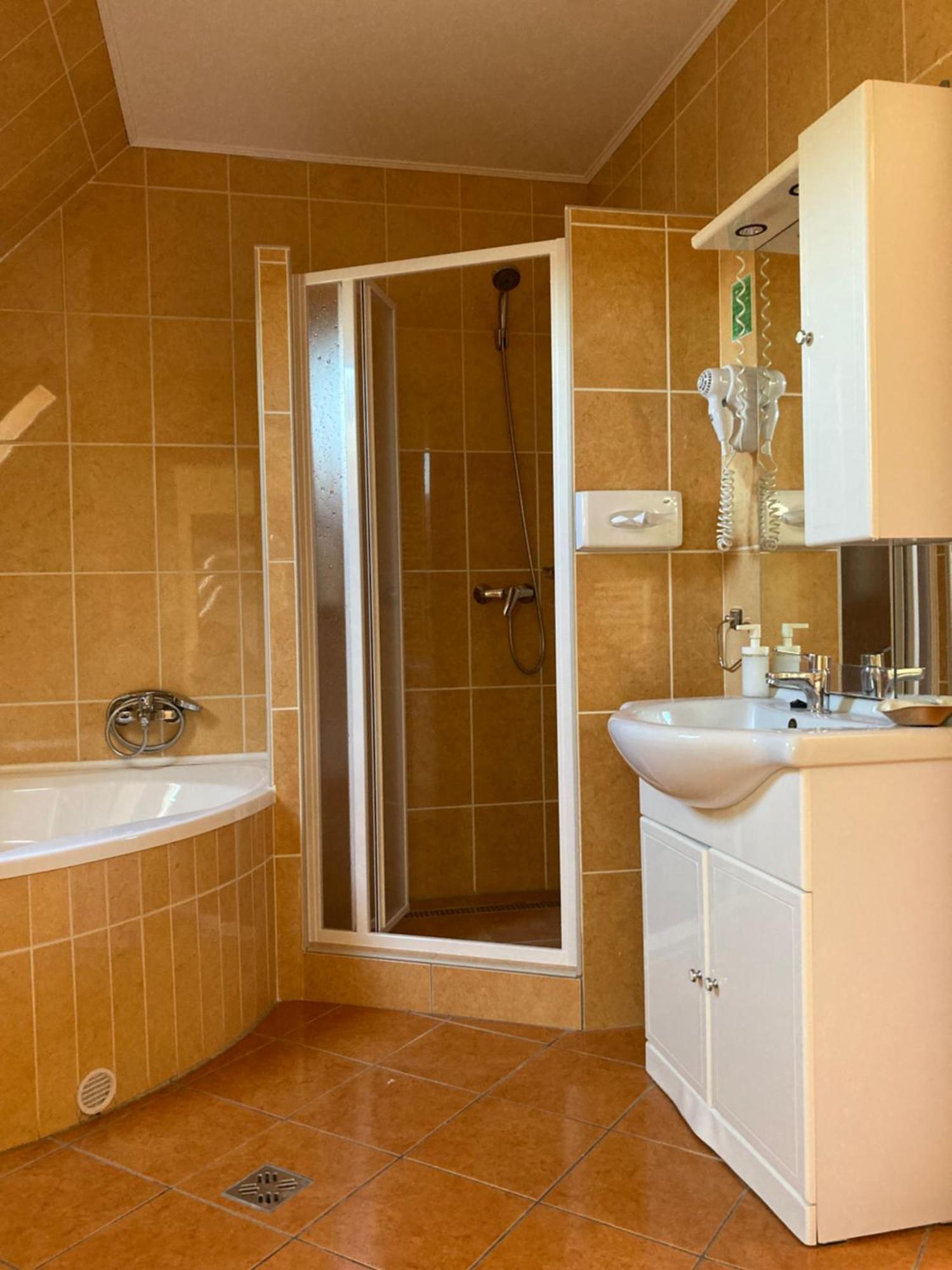 Het Vezer Apartmanhotel Komárom Exterior foto
